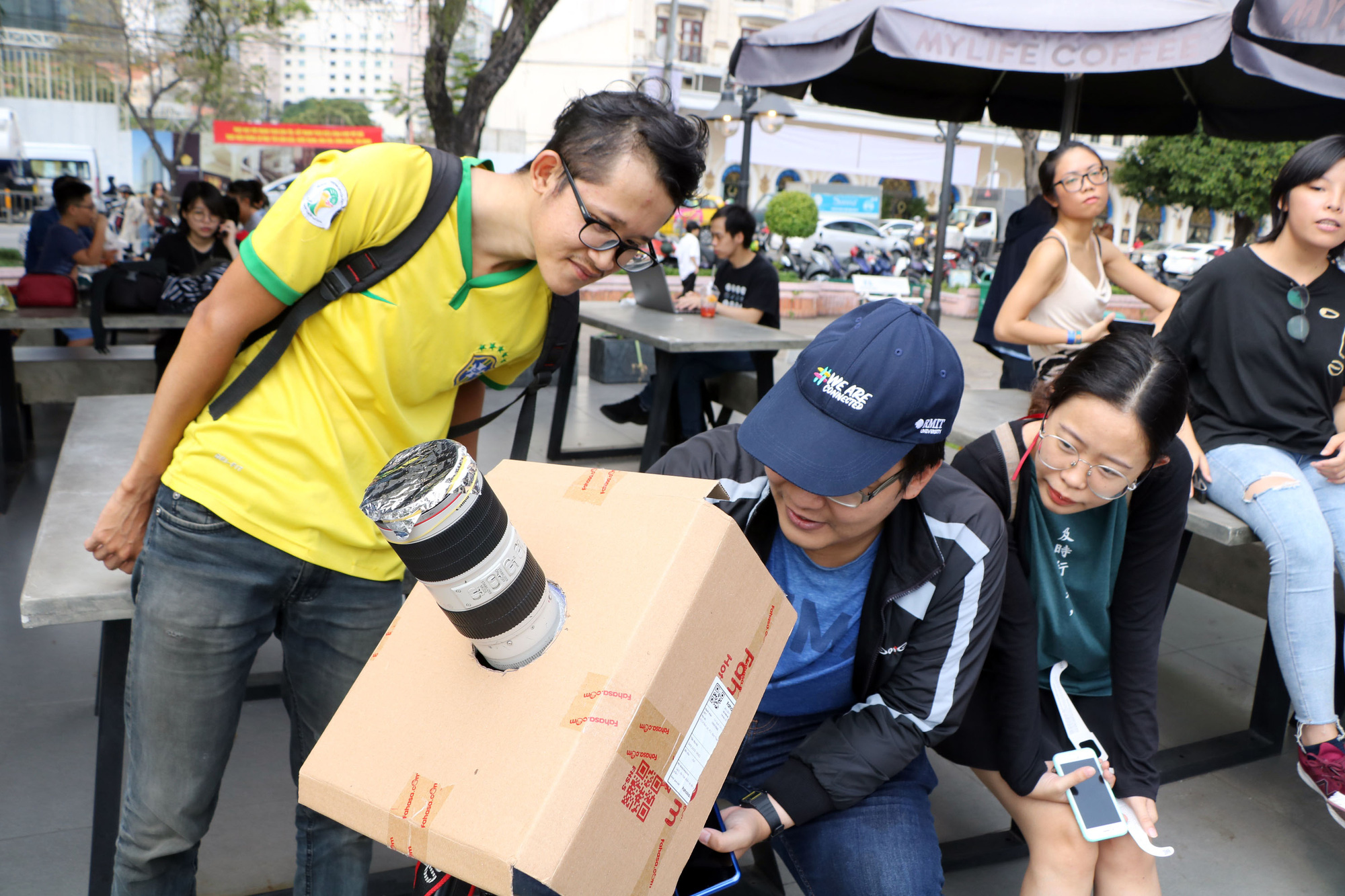 Ho Chi Minh City residents view a solar eclipse on December 26, 2019. Photo: Trong Nhan / Tuoi Tre