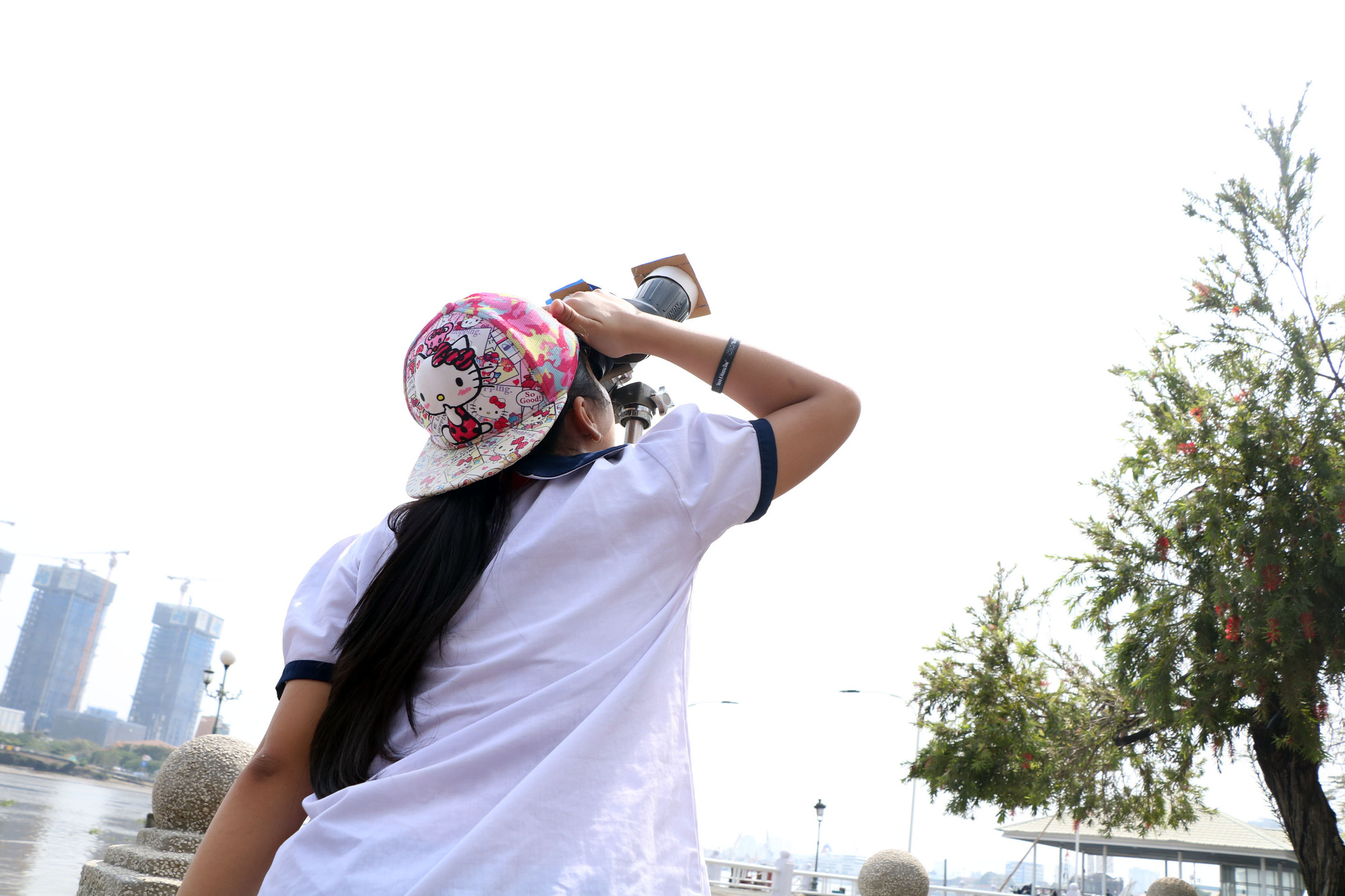 A girl views a solar eclipse in Ho Chi Minh City on December 26, 2019. Photo: Trong Nhan / Tuoi Tre