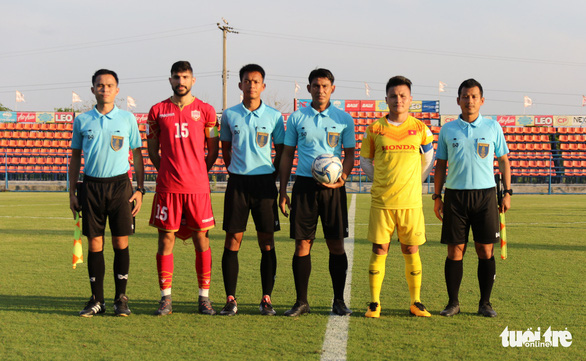 Vietnam's playmaker Nguyen Quang Hai (second right) wears the armband in a training game against Bahrain U23s in Thailand, January 3, 2020. Photo: Nhat Doan / Tuoi Tre