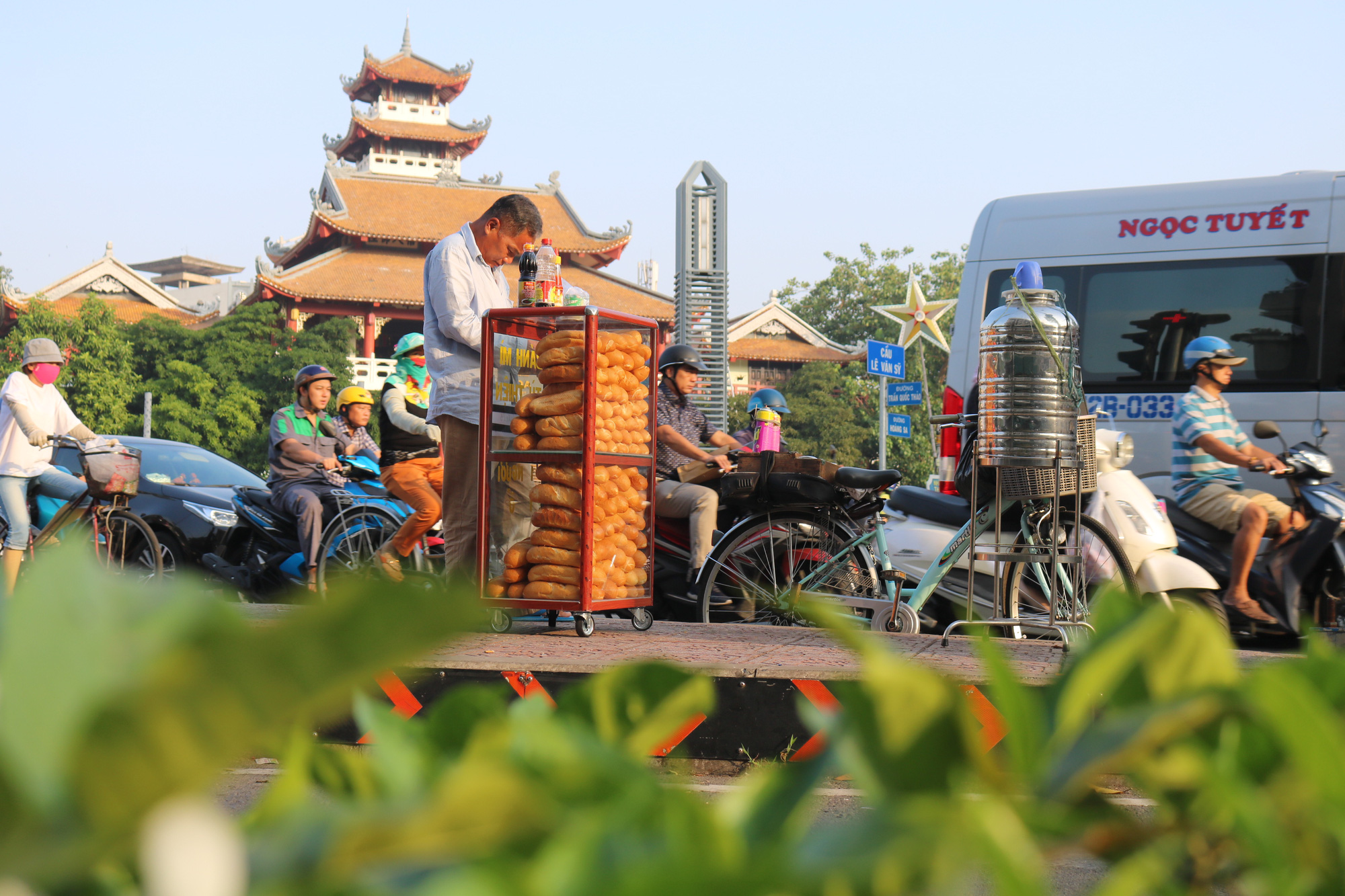 A charity bread box donated by college student Nguyen Thi My Dung is located at one end of Le Van Sy Bridge in District 3, Ho Chi Minh city. Photo: Ngoc Phuong / Tuoi Tre
