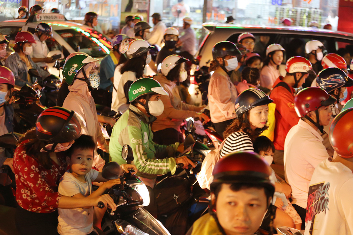 A traffic jam on Au Co Street in Tan Binh District. Photo: Phuoc Tuan / Tuoi Tre