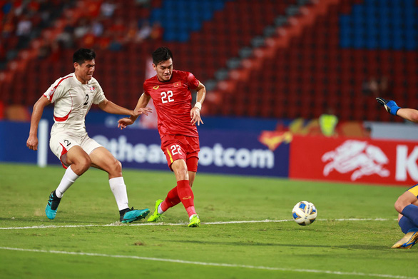 Vietnam’s striker Nguyen Tien Linh scores the opening to North Korea’s net during their last Group D match at the 2020 AFC U23 Championship on January 17, which was also his team’s only goal at the competition. Photo: Nguyen Khanh / Tuoi Tre