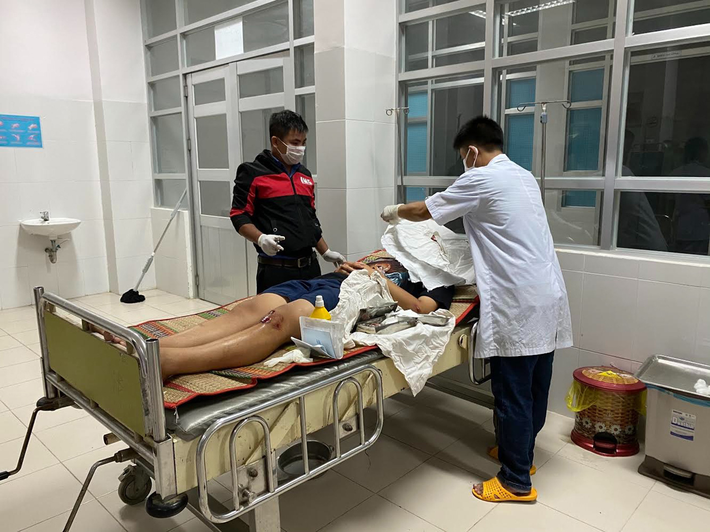 A victim of a passenger bus accident is treated at a medical center in Tuy An District, Phu Yen Province, Vietnam on January 26, 2020. Photo: Pham Thanh / Tuoi Tre
