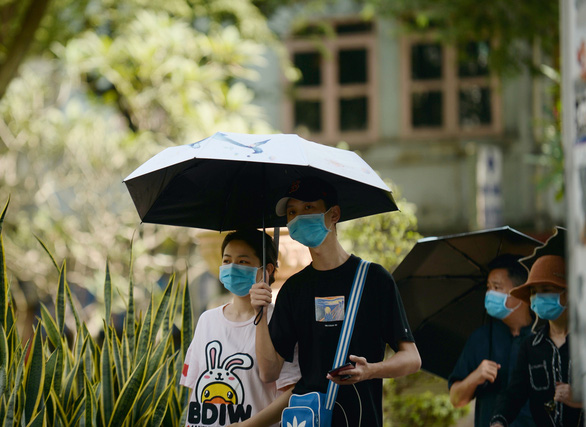 Walkers wear face mask outdoor in Ho Chi Minh City. Photo: Tuoi Tre/ Tu Trung