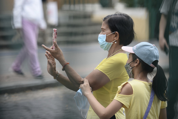 A woman and a child are seen wearing face mask on the street in Ho Chi Minh City. Photo: Tuoi Tre/ Tu Trung