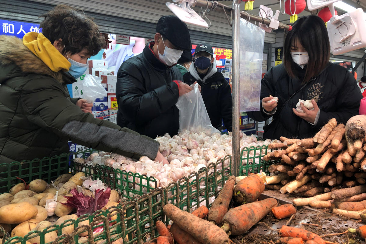 People wearing face masks select vegetables at a supermarket, as the country is hit by an outbreak of the new coronavirus, in Beijing, China January 26, 2020. Photo: Reuters