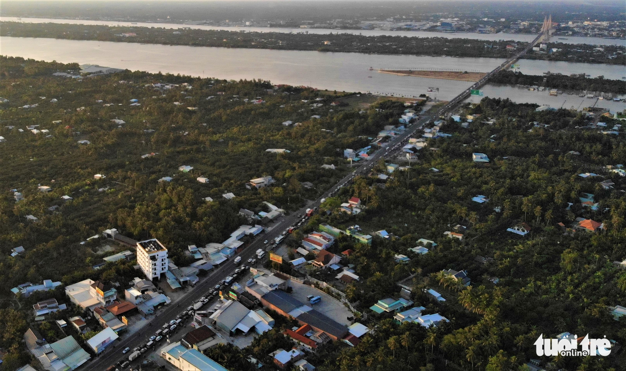 Vehicles wait for their turn to cross Rach Mieu Bridge connecting Tien Giang and Ben Tre Provinces in Vietnam’s Mekong Delta on January 29, 2020. Photo: Mau Truong / Tuoi Tre
