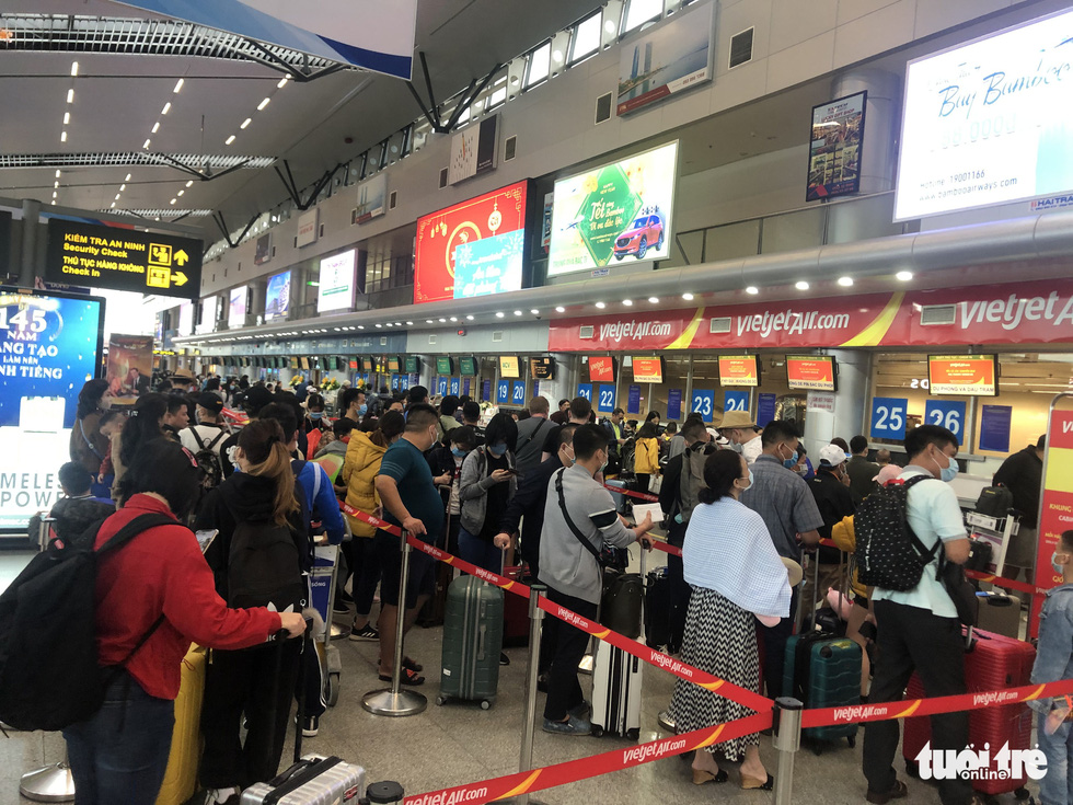 Passengers wear face masks, checking in at Da Nang International Airport in Da Nang, Vietnam. Photo: Cong Trung / Tuoi Tre
