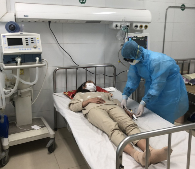 N.T.T. is pictured during her treatment at the Thanh Hoa Province General Hospital. Photo: Binh An / Tuoi Tre