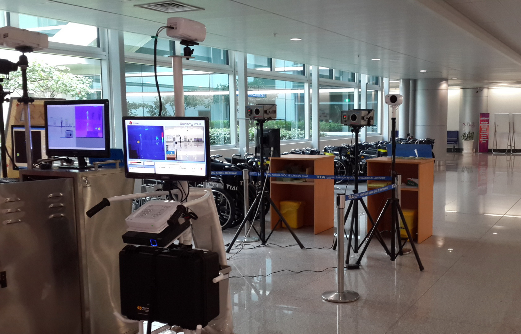 Full-body temperature scanners are installed at Tan Son Nhat International Airport in Ho Chi Minh City. Photo: Van Hao / Tuoi Tre