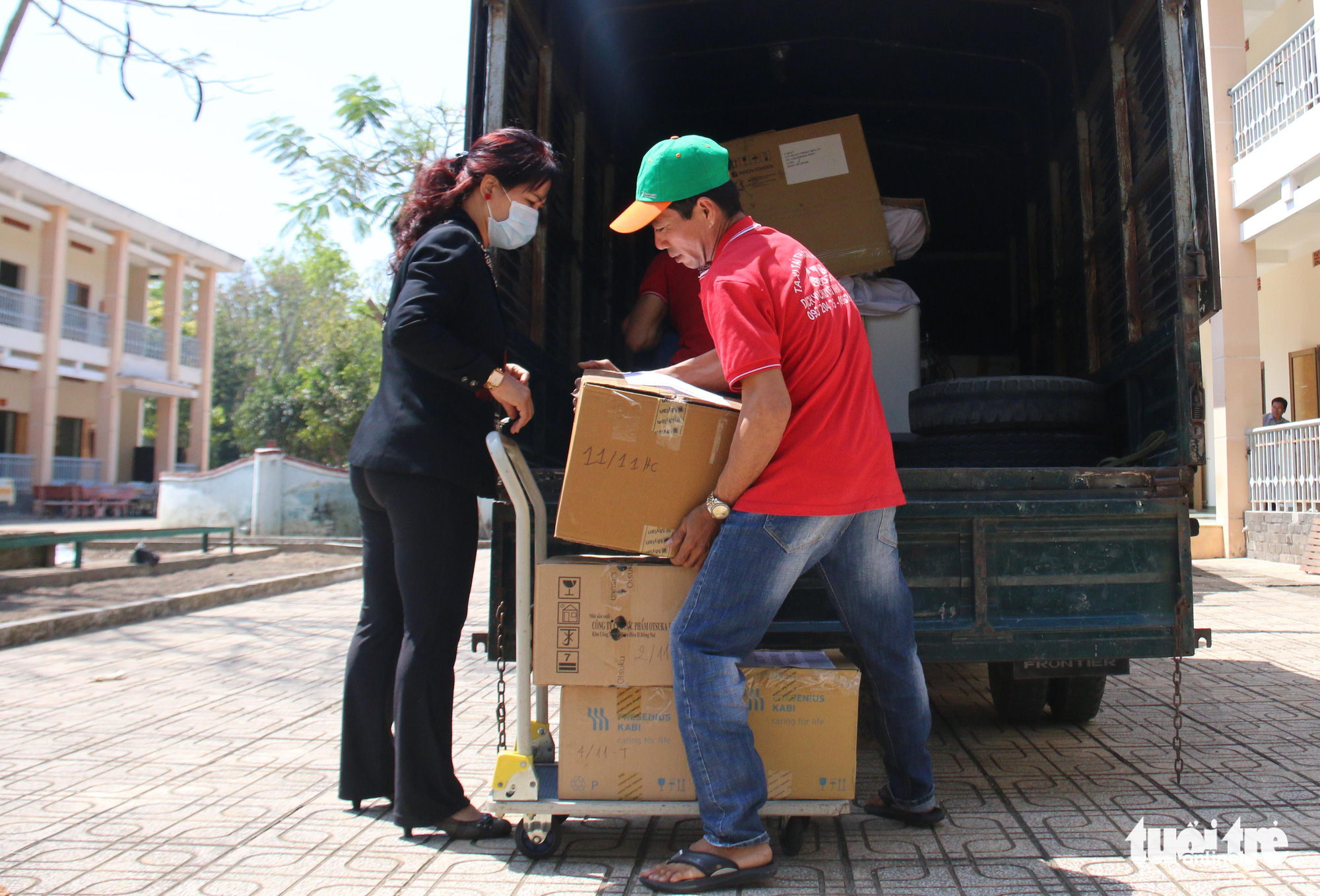 Medical supplies and devices are transported to the infirmary. Photo: Ngoc Hien / Tuoi Tre