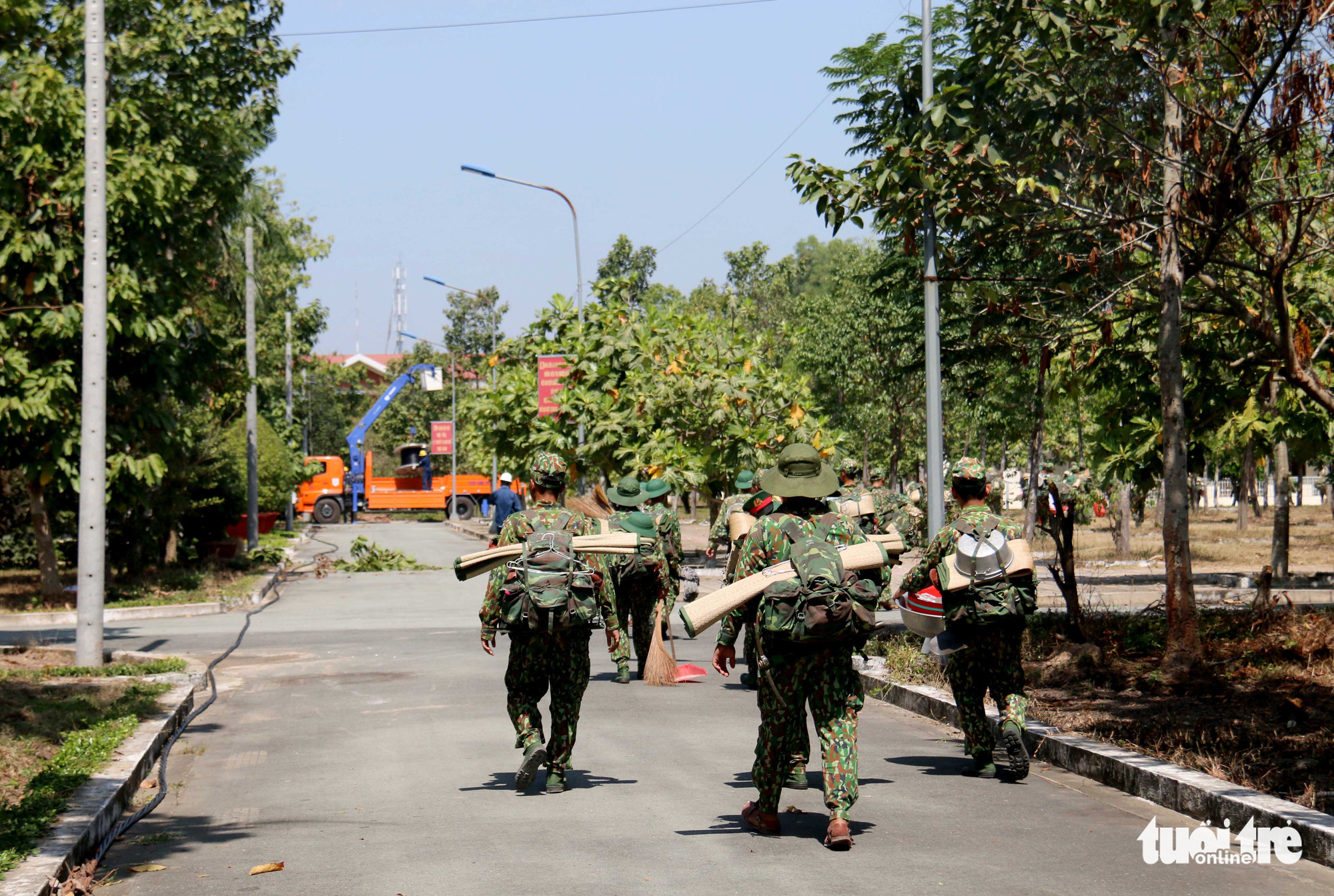 Military officers are mobilized to provide assistance at the makeshift hospital in Cu Chi District. Photo: Ngoc Hien / Tuoi Tre