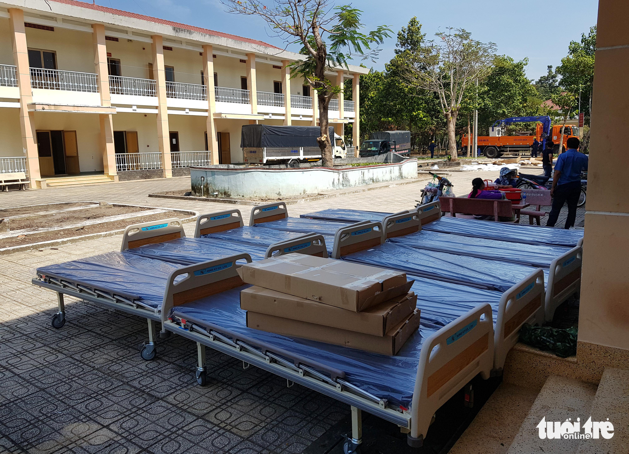 Beds are brought to the makeshift hospital in Cu Chi District on February 8, 2020. Photo: Ngoc Hien / Tuoi Tre