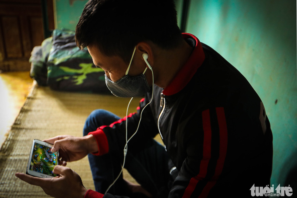 A man plays games on a mobile phone at the Military School of Lao Cai Province in northern Vietnam. Photo: Nguyen Khanh / Tuoi Tre