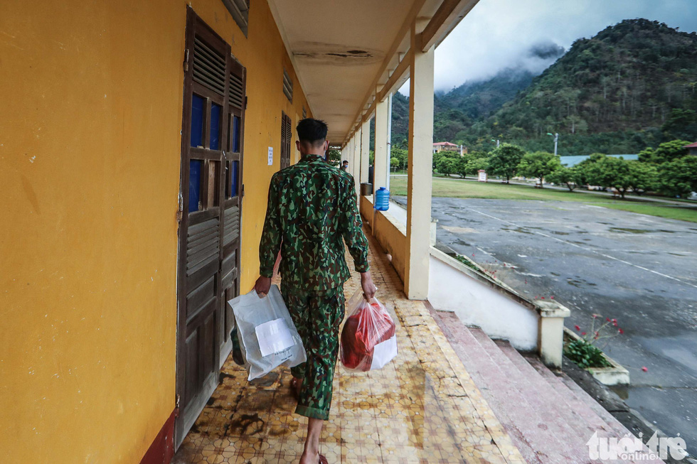 Military staff deliver gifts from families to people in quarantine at the Military School of Lao Cai Province in northern Vietnam. Photo: Nguyen Khanh / Tuoi Tre