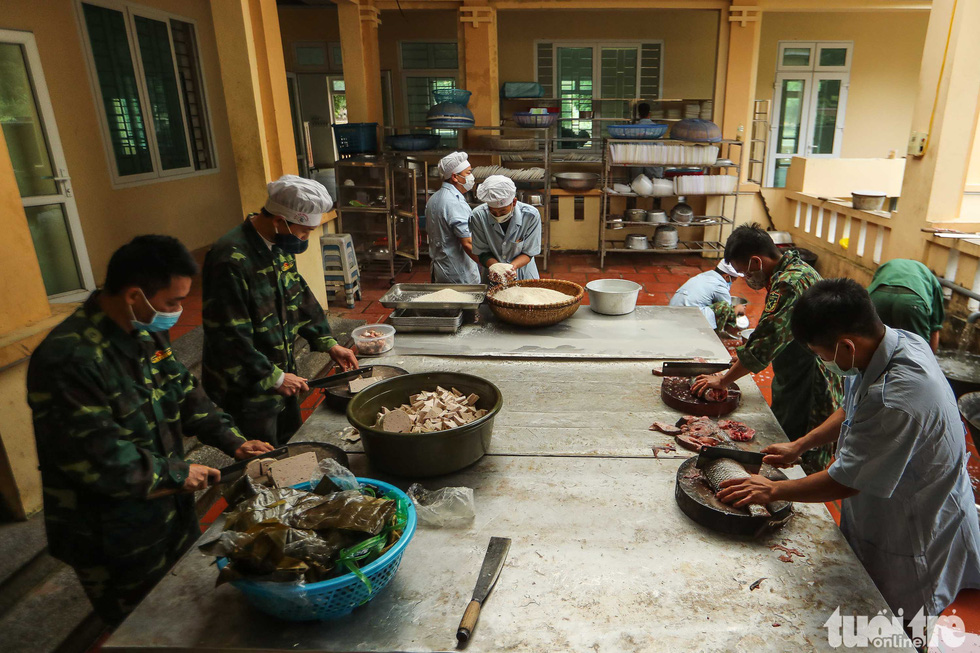 Military staff prepare a diner for people in quarantine at the Military School of Lao Cai Province in northern Vietnam. Photo: Nguyen Khanh / Tuoi Tre
