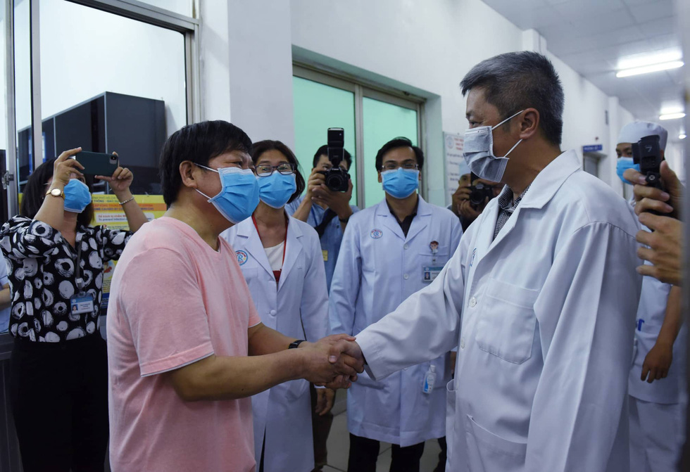 Li Ding (L) shakes hands with Vietnamese Minister of Health Nguyen Truong Son at Cho Ray Hospital in Ho Chi Minh City, Vietnam, February 12, 2020. Photo: Duyen Phan / Tuoi Tre