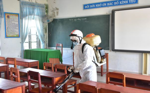 A worker disinfects a classroom in Thua Thien - Hue Province, Vietnam. Photo: Ngoc Minh / Tuoi Tre