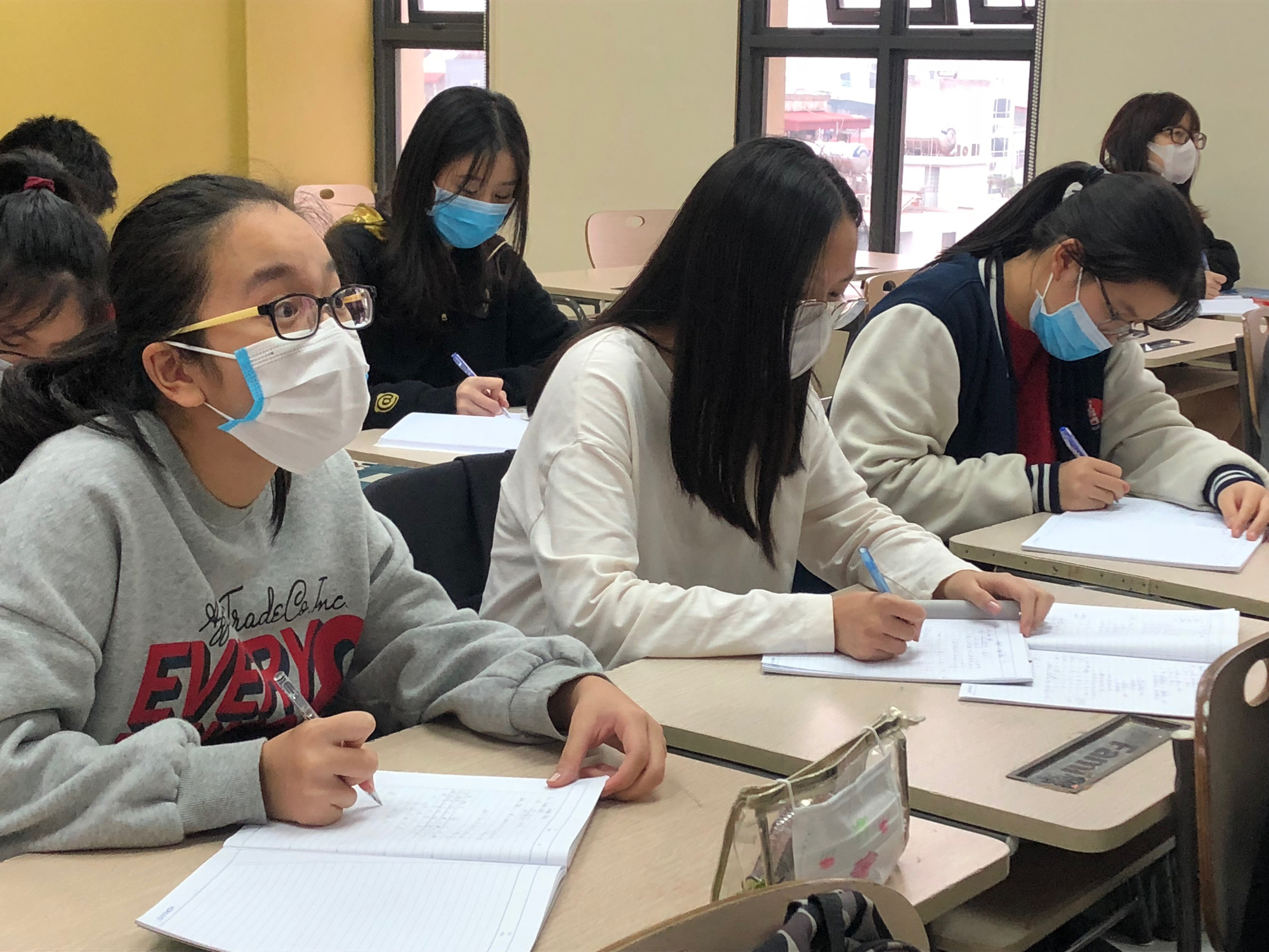Students wear face masks while attending class at Marie Curie School in Hanoi, February 1, 2020. Photo: Vinh Ha / Tuoi Tre