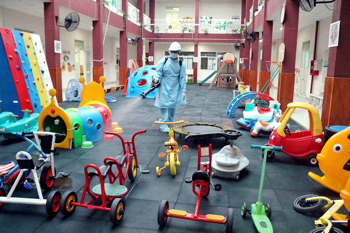 A worker disinfects a kindergarten in Binh Thanh District, Ho Chi Minh City, Vietnam, February 12, 2020. Photo: Ngoc Phuong / Tuoi Tre