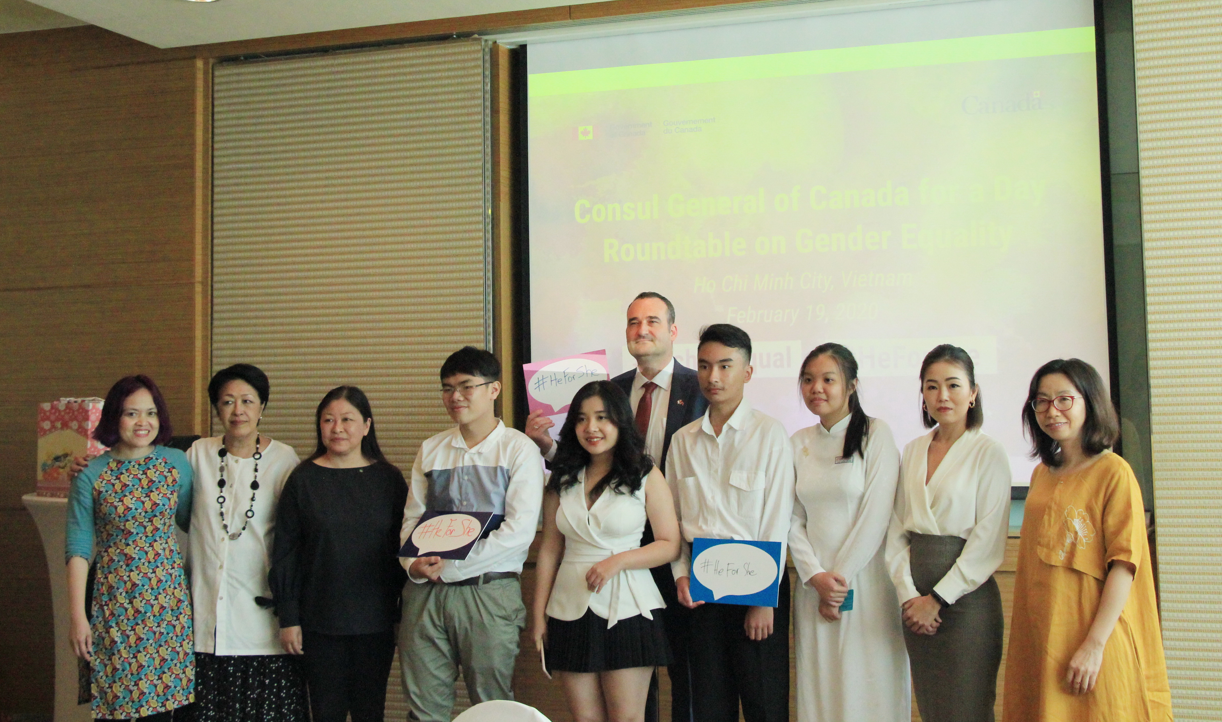'Consul General for a Day' contest's finalists pose for a group photo with Canadian Consul General Kyle Nunas and Vietnamese women leaders at the luncheon on February 19, 2020 in Ho Chi Minh City. Photo: Dong Nguyen/ Tuoi Tre News
