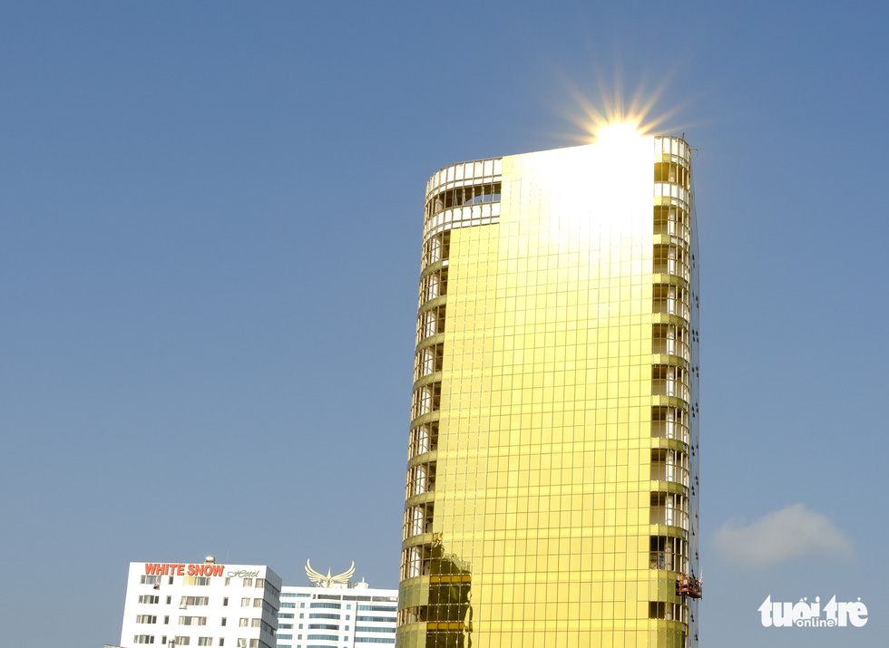 The SHB Da Nang Service Office and Shopping Center. It is dazzling, isn't it? Photo: Tan Luc / Tuoi Tre