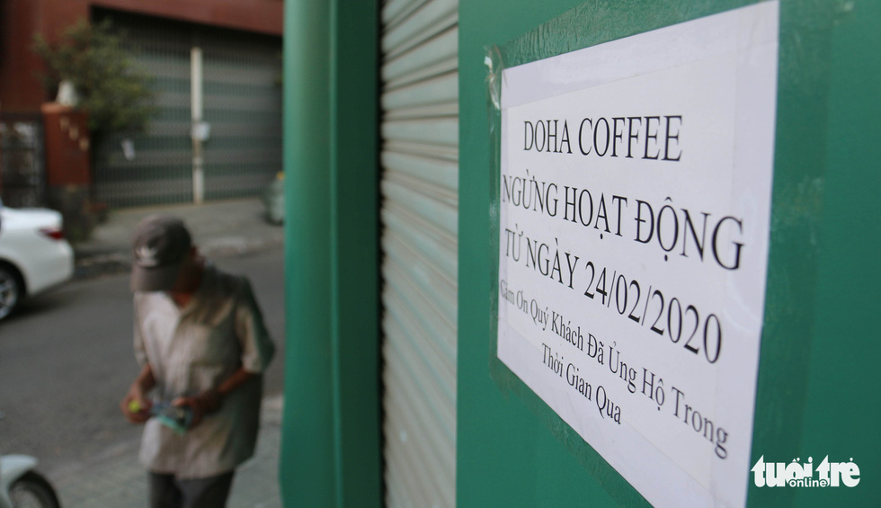 A paper is posted outside a Doha coffee shop on Phan Xich Long Street announcing the store’s shutdown in Phu Nhuan District, Ho Chi Minh City. Photo: Ngoc Hien / Tuoi Tre