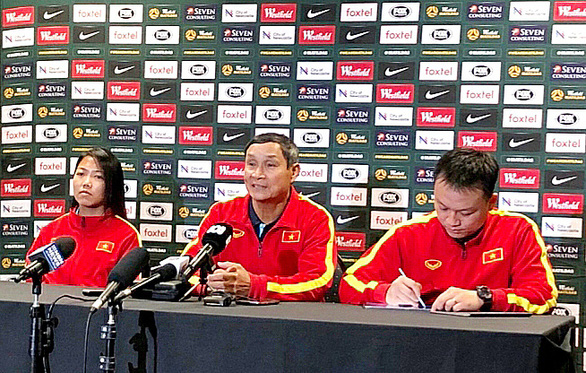Mai Duc Chung (C), the head coach of the Vietnamese women’s national football team, speaks at a press conference in Newcastle City, Australia, March 5, 2020. Photo: Vietnam Football Federation