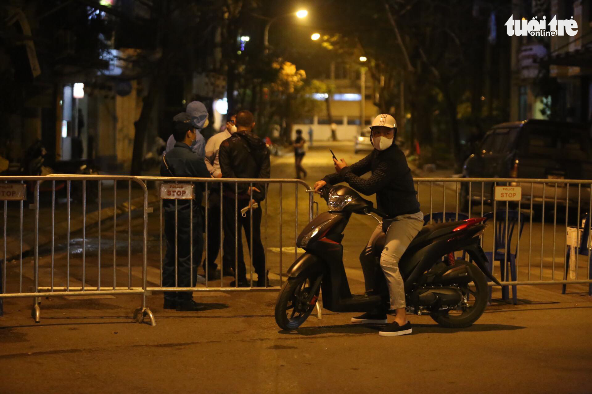 Police fence off a street in Hanoi, March 6, 2020. Photo: Chi Tue / Tuoi Tre