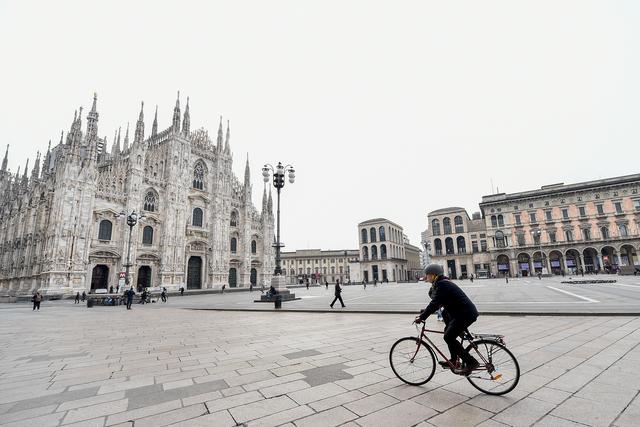 People are seen in Duomo square after a decree orders for the whole of Italy to be on lockdown in an unprecedented clampdown aimed at beating the coronavirus, in Milan, Italy, March 10, 2020. Photo: Reuters