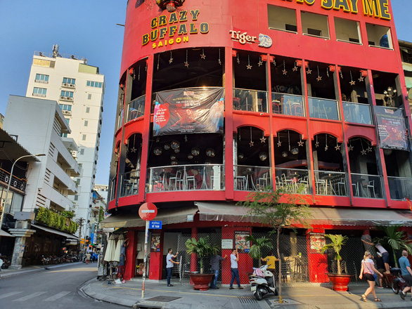 A restaurant has been closed in the 'backpacker area' in District 1, Ho Chi Minh City. Photo: Le Phan / Tuoi Tre 