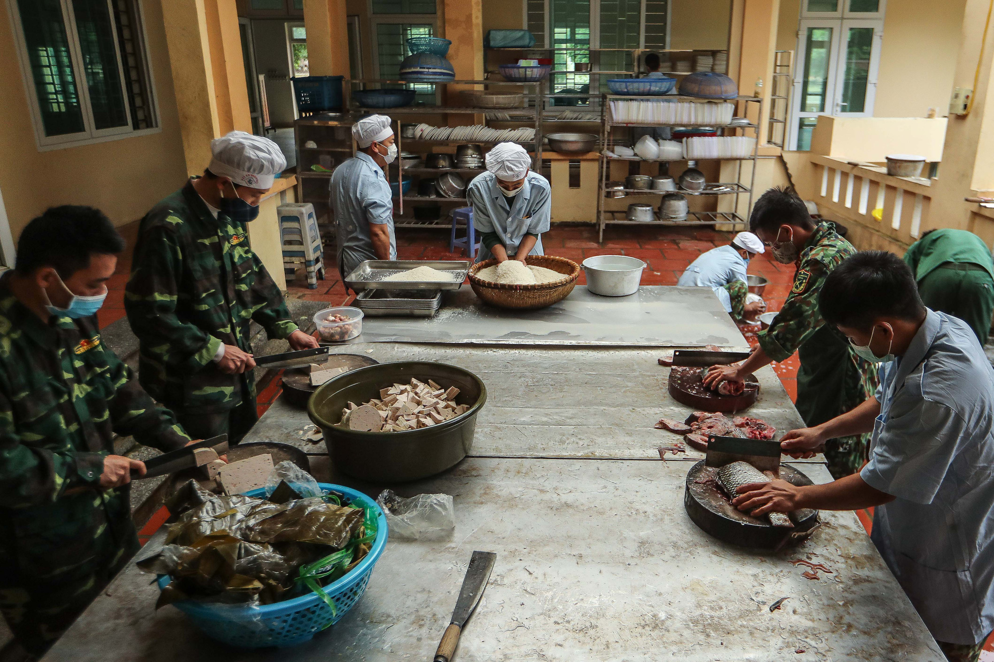 The day’s main course served at Lao Cai Military School in northern Vietnam includes braised fish, pork bologna, and vegetables. Photo: Nguyen Khanh / Tuoi Tre