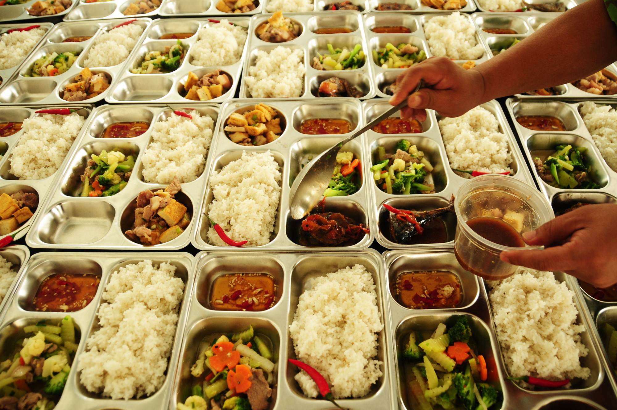 The daily portions for quarantined people have nearly doubled in value, now VND80,000 (US$3.4) apiece from the original VND57,000 ($2.4). Photo: Nguyen Khanh / Tuoi Tre