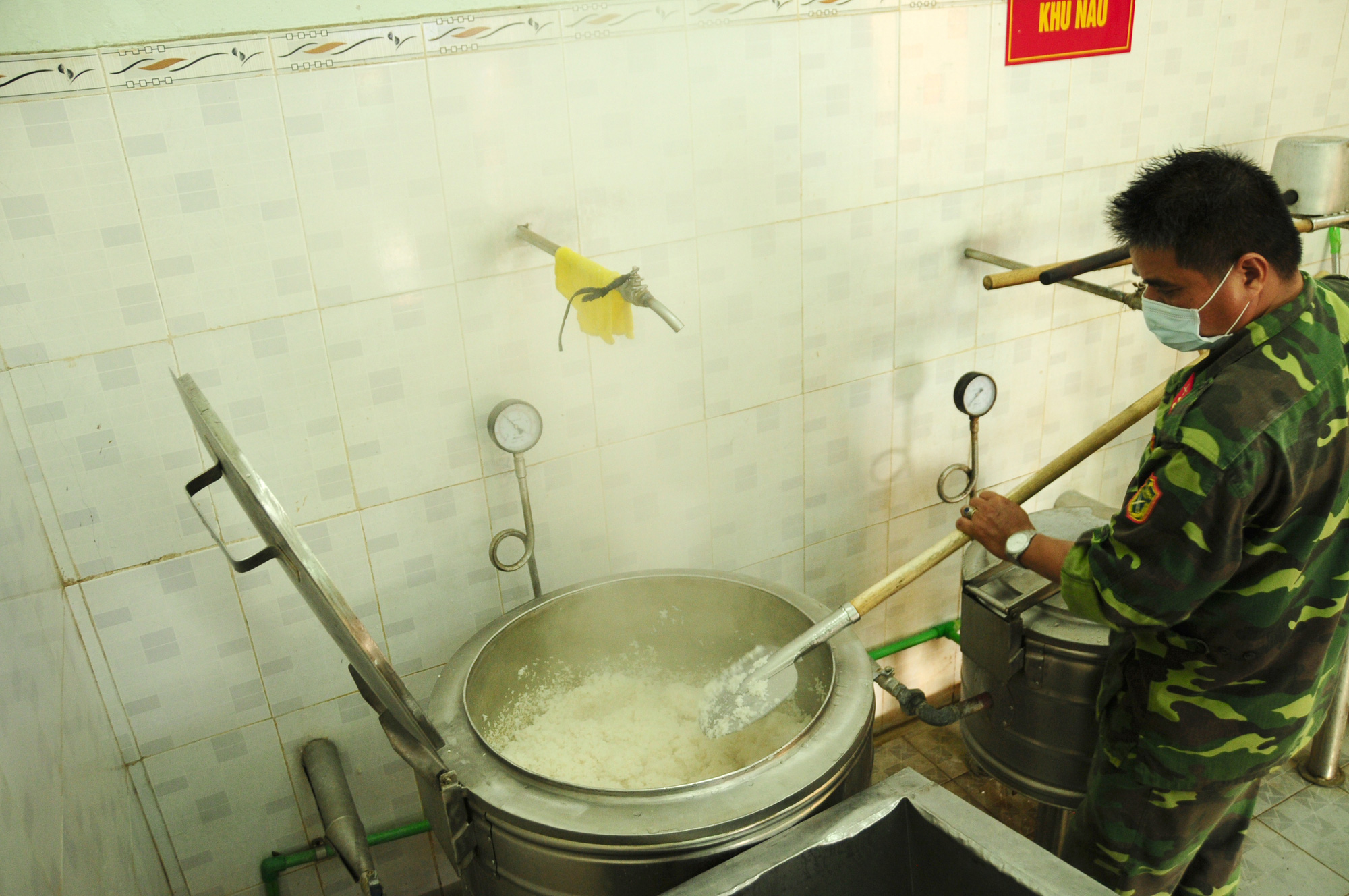 Rice cooked in huge pots on steamers at a designated area make tasty meals that adhere strictly to hygiene standards. Photo: Nguyen Khanh / Tuoi Tre