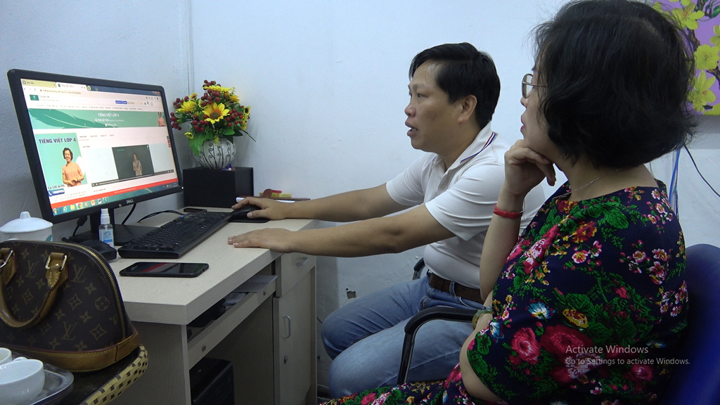 Le Minh Phan (left) is a chemistry teacher and runs an online teaching company. He and his teams have worked hard for the past month preparing their teaching platforms to serve teachers and parents. Photo: Tam Le / Tuoi Tre