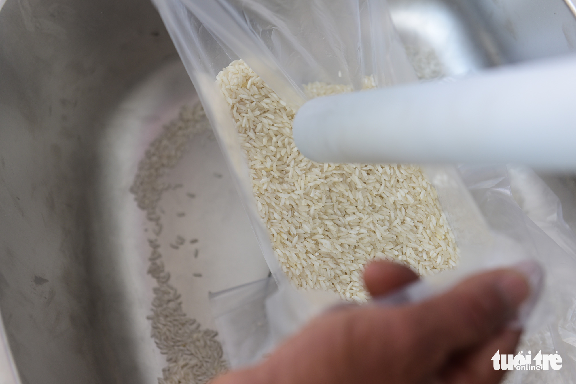 High quality rice flows from a ‘rice ATM’ in Tan Phu District, Ho Chi Minh City, Vietnam. Photo: Quang Dinh / Tuoi Tre