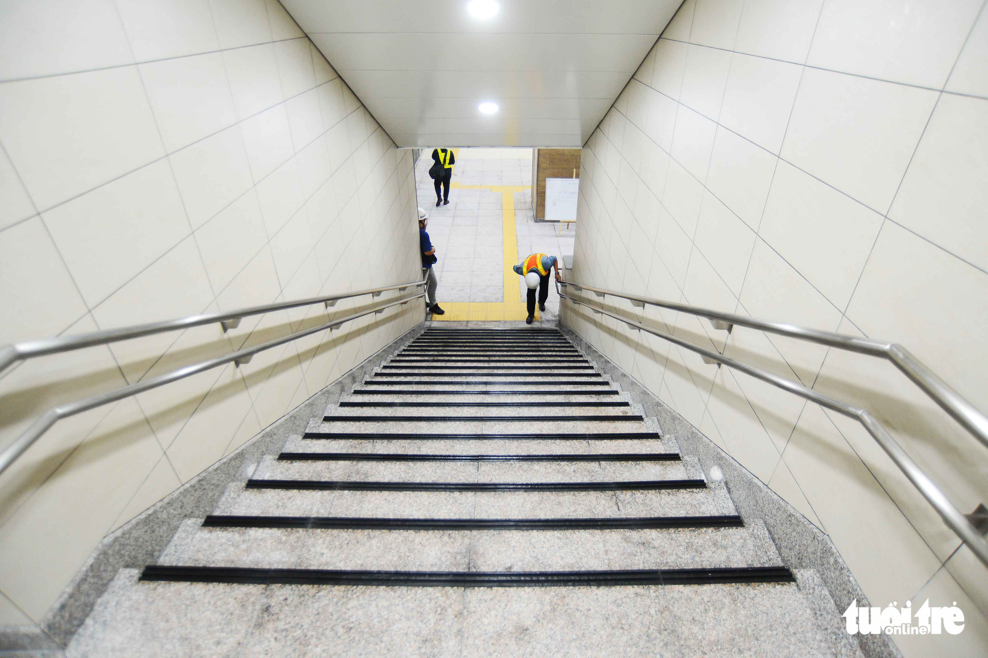 A staircase leads to floor B3 of the Municipal Theater Terminal of Ho Chi Minh City’s metro line No. 1 project in District 1. Photo: Quang Dinh / Tuoi Tre