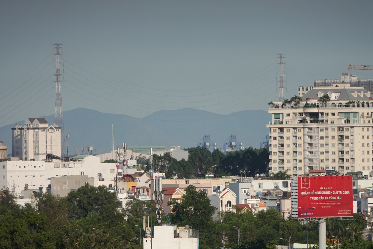A view towards Ba Ria – Vung Tau Province from District 2, Ho Chi Minh City, Vietnam reveals a mountain range in sight. Photo: Vien Su / Tuoi Tre