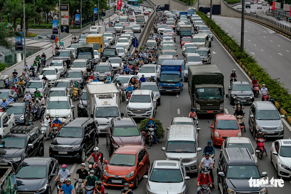 Traffic congestion on Tran Duy Hung Street, Hanoi, after a sudden downpour in the morning of May 12, 2020. Photo: Nam Tran / Tuoi Tre