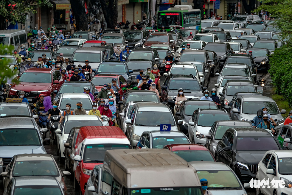 Traffic congestion on Lang Street, Hanoi, after a sudden downpour in the morning of May 12, 2020. Photo: Nam Tran / Tuoi Tre