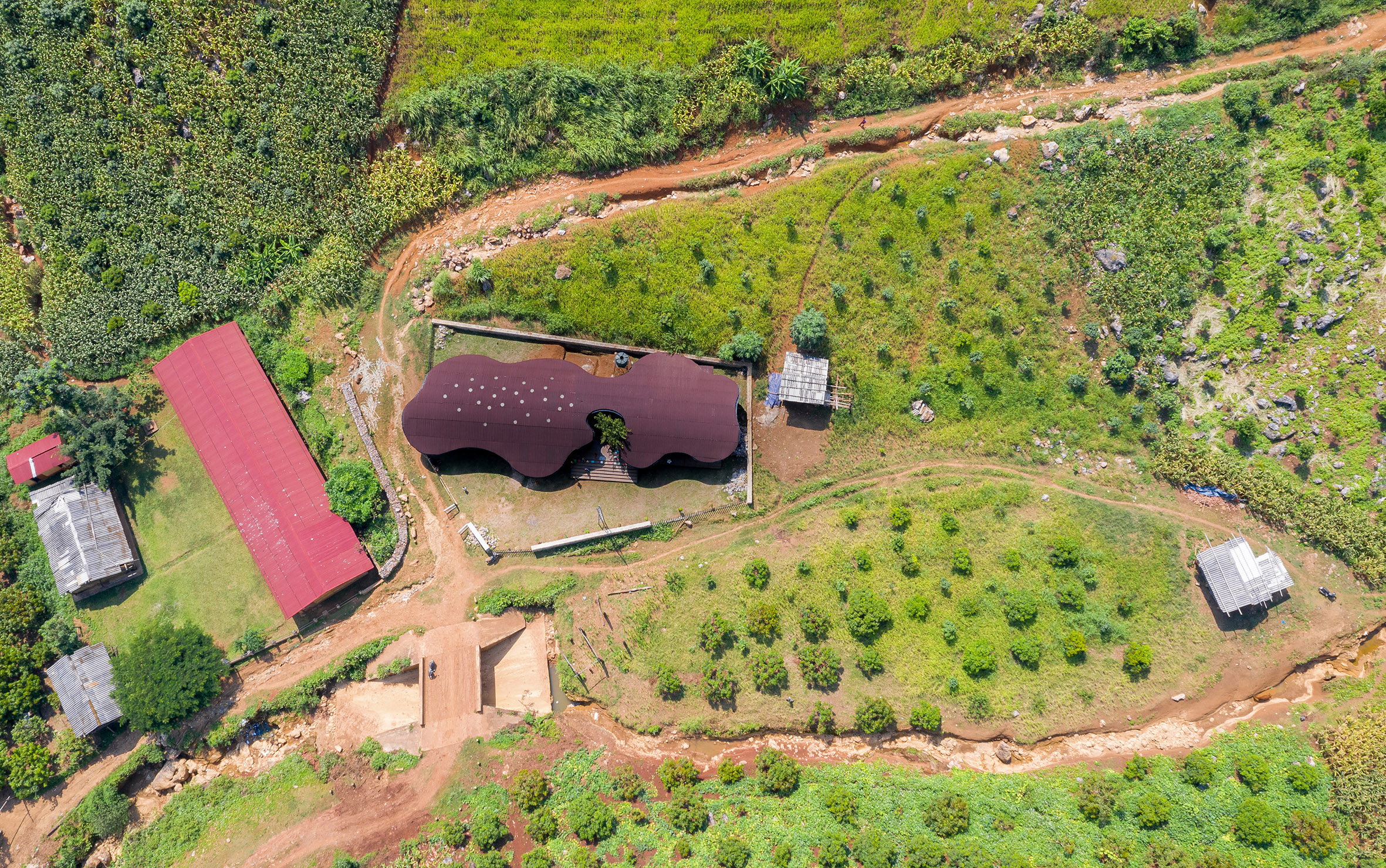 A photo captures Bo Mon preschool located in the middle of nature at Tu Nang Commune in the northern mountainous of Son La. Photo: kientruco.com