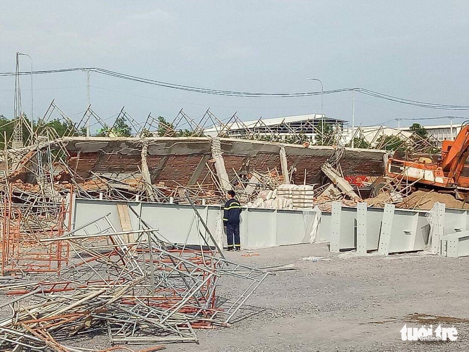 A wall collapses at the construction site in Trang Bom District, Dong Nai Province, Vietnam on May 14, 2020. Photo: K.H. / Tuoi Tre