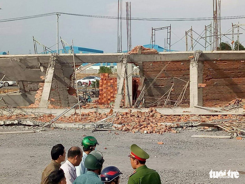 Police officers arrive at the construction site in Dong Nai Province, Vietnam on May 14, 2020. Photo: Son Dinh / Tuoi Tre