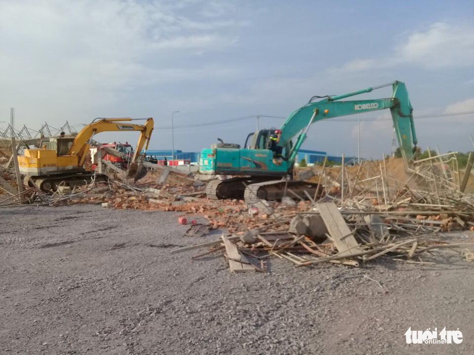 Excavators are used to help rescue the victims who are buried under debris in Dong Nai Province, Vietnam on May 14, 2020. Photo: Son Dinh / Tuoi Tre