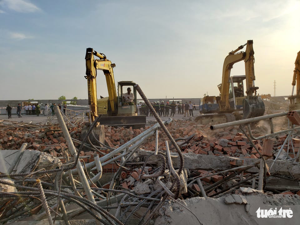 Excavators are used to help rescue the victims who are buried under debris in Dong Nai Province, Vietnam on May 14, 2020. Photo: Son Dinh / Tuoi Tre