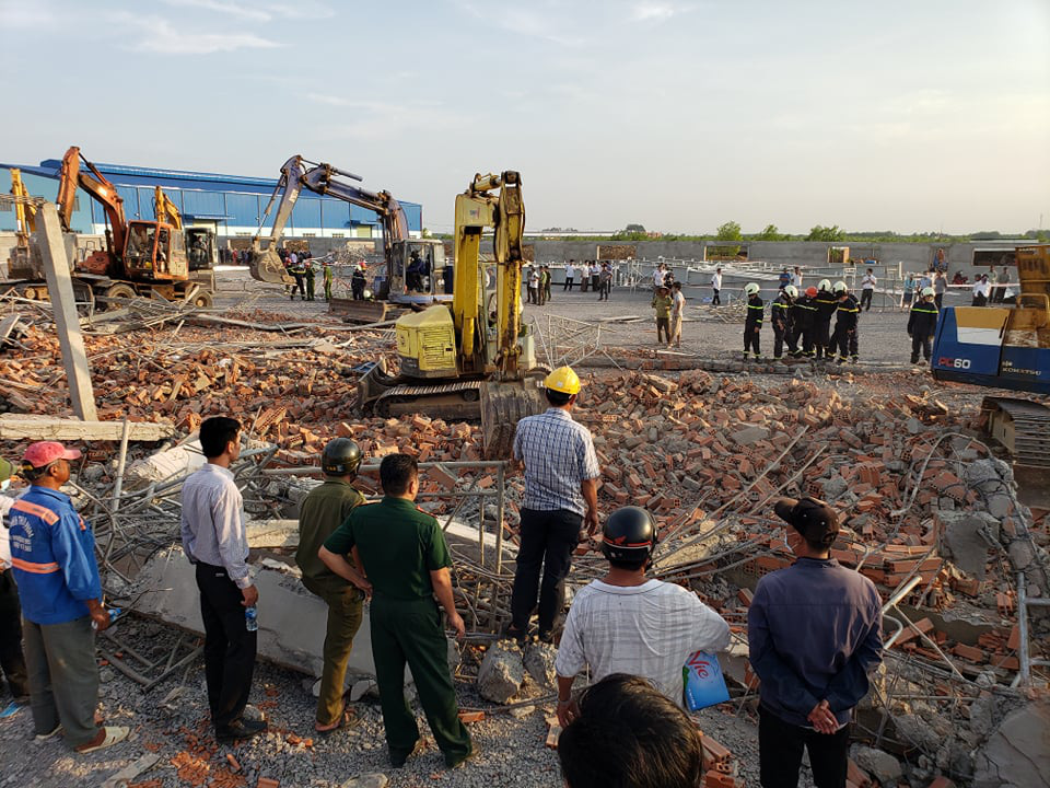 Police officers arrive at the construction site in Dong Nai Province, Vietnam on May 14, 2020. Photo: Son Dinh / Tuoi Tre