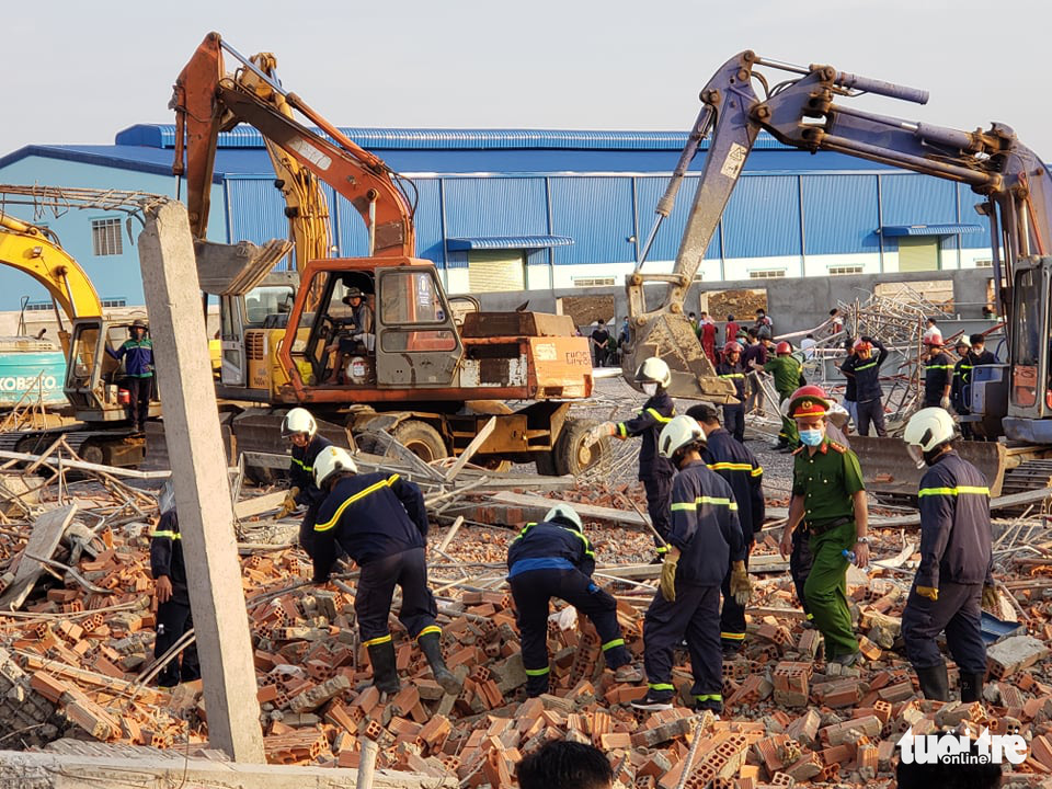 Excavators are used to help rescue the victims who are buried under debris in Dong Nai Province, Vietnam on May 14, 2020. Photo: Son Dinh / Tuoi Tre