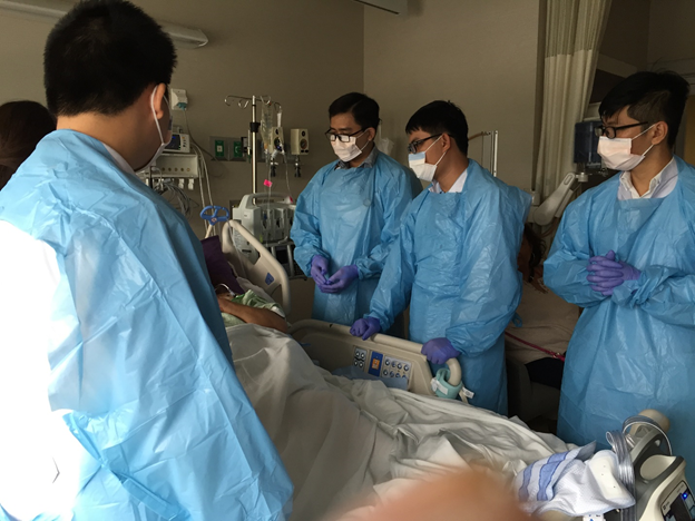 Students from Tan Tao University examine a patient at St. Mary's Medical Center in Hobart, Indiana, the U.S. in 2017. Photo: Tan Tao University