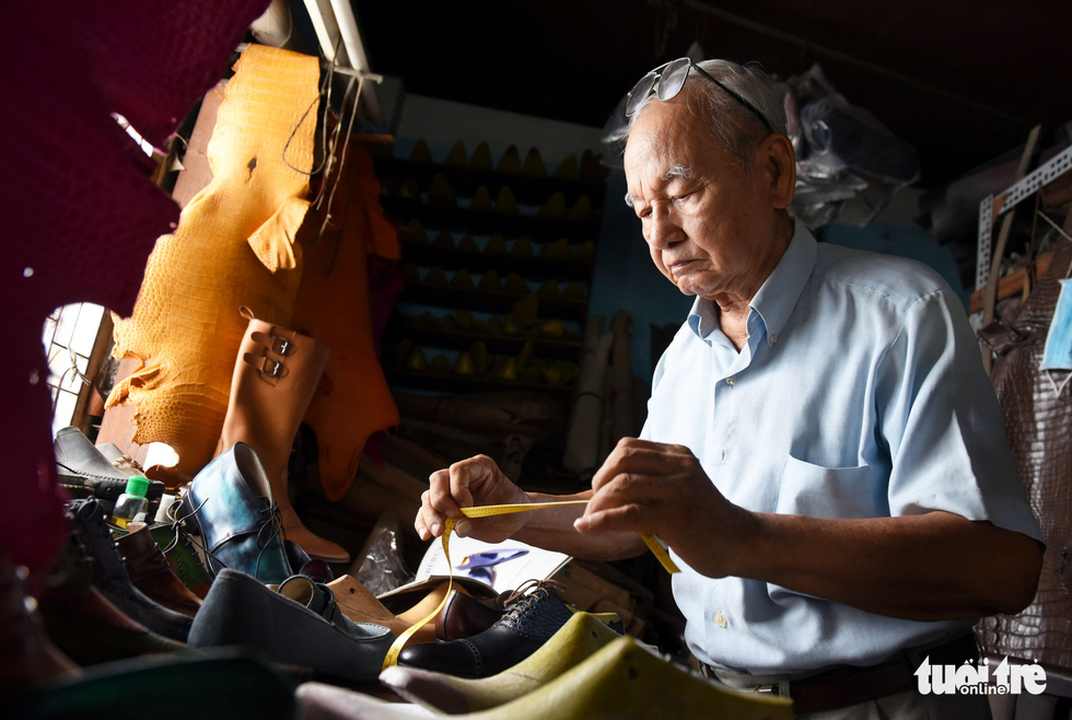 Trinh Ngoc, nearly 90 now, has always kept his love for making shoes alive during the past 70 years. Photo: Duyen Phan / Tuoi Tre