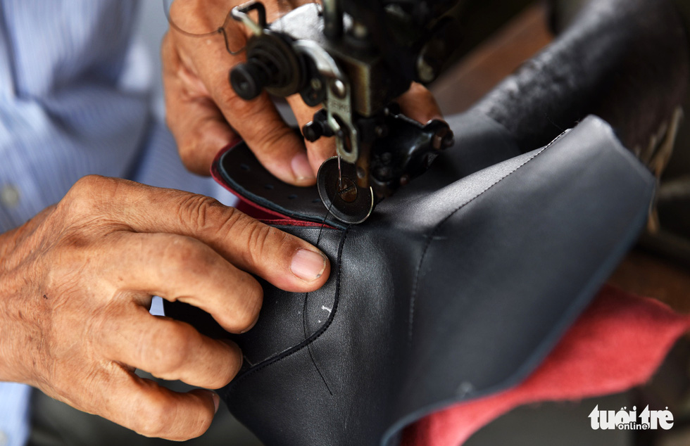 Shoes by the old artisan are made with sophistication and in great details. Photo: Duyen Phan / Tuoi Tre